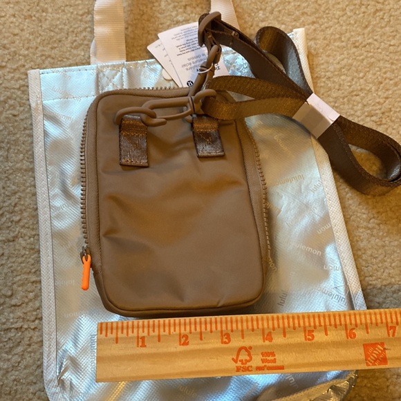 Lululemon crossbody NEW - Picture 6 of 6
